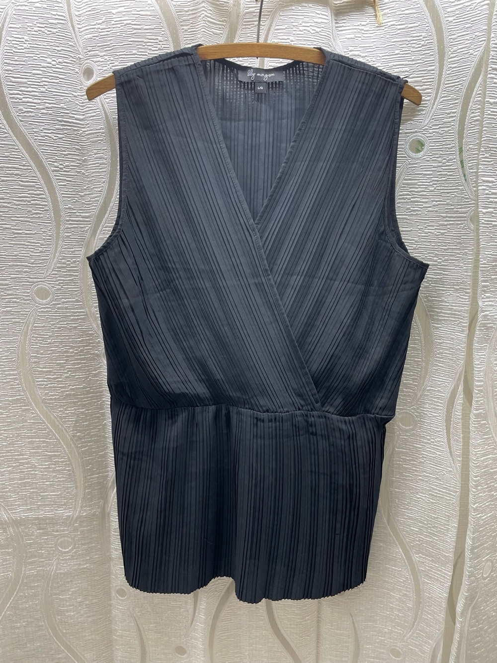 Lily Morgan Pleated Surplice Top Womens Large Black Excellent Sleeveless V-Neck